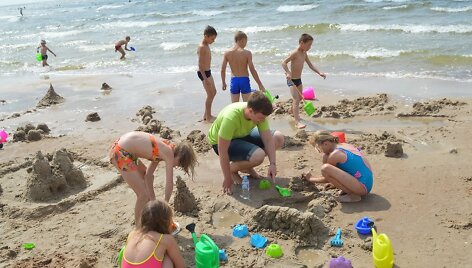 Jūros nė karto nematę vaikai kviečiami atvykti į Palangą.