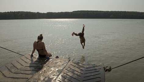Rumunijoje žmonės kar&scaron;tomis dienomis atgaivos ie&scaron;kojo prie vandens.