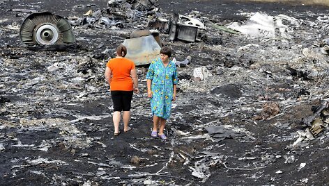 Vietos gyventojos vaik&scaron;to tarp numu&scaron;to &bdquo;Malaysia Airlines&ldquo; lėktuvo nuolaužų Donecke, Ukrainoje.