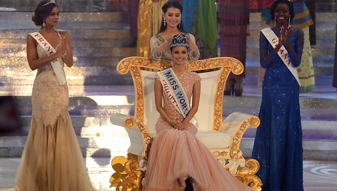 „Mis Pasaulis 2012“ Yu Wenxia perduoda savo regalijas naujajai „Mis Pasaulis“ – Filipinų atstovei Megan Young