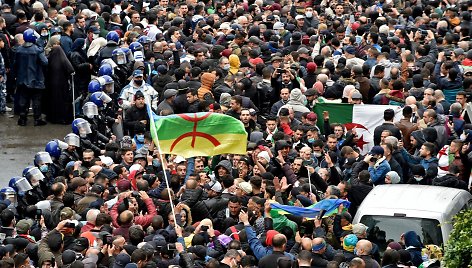 Tūkstančiai alžyriečių per masinių protestų metines išėjo į miestų gatves