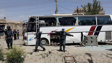 Kabule mirtininkas detonavo bombą prie vyriausybinio autobuso