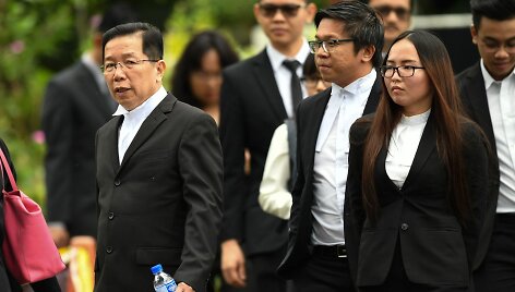 Siti Aisyah (de&scaron;inėje) ir vietnamietė Doan Thi Houng kaltės nepripažįsta