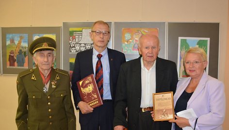 Varėnoje įteikta antroji Adolfo Ramanausko–Vanago premija