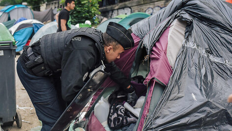 Paryžiaus policija evakuoja žmones i&scaron; dar dviejų migrantų stovyklų