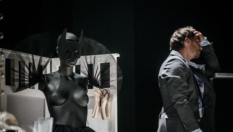 Spektaklis &bdquo;Dviese sūpuoklėse&ldquo;