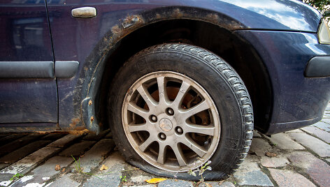 Sostinės Vokiečių gatvėje esantis apleistas automobilis