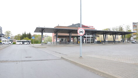 Dėl sunkių siuntinių tel&scaron;i&scaron;kiai gali įvažiuoti į autobusų stoties teritoriją. 