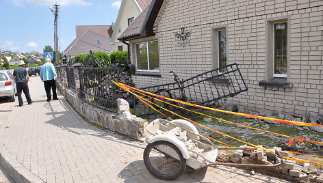 Po avarijos suniokota sodyba Tel&scaron;iuose