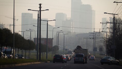 Degėsiais dvokiantis rūkas Vilniuje.