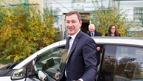 Vilniaus meras Artūras Zuokas vairuoja savo naująjį BMW I3