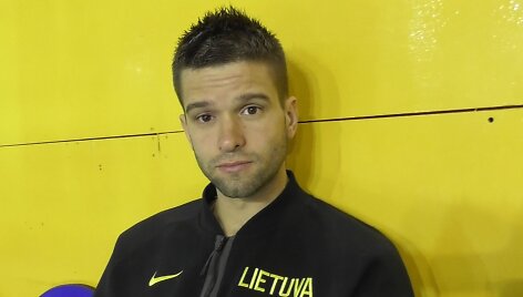 M.Kalnietis sportuoti drauge su visais pirmąją treniruotę dar negalėjo.