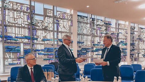 Sutarties pasira&scaron;ymo tarp VMG vadovų ir Klaipėdos universiteto rektoriaus prof. dr. Artūro Razbadausko akimirka.