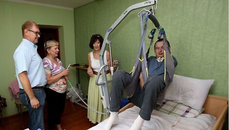 Pagiri&scaron;kiai į visuomenę kreipiasi su viltimi, jog Airidas gali pakilti i&scaron; neįgaliojo vežimėlio. Tam reikalinga 40 tūkstančių eurų suma