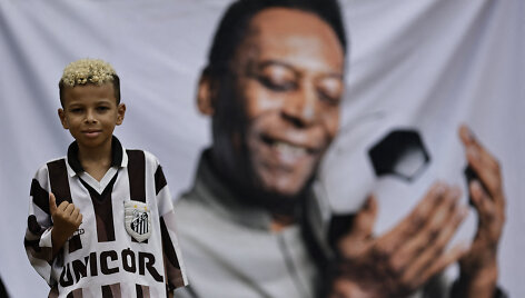 Brazilai &bdquo;Vila Belmiro&ldquo; stadione ateina pagerbti &scaron;alies futbolo legendos Pele.