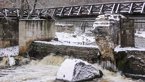 Pėsčiųjų tiltas per Vilnios užtvanką Belmonte.