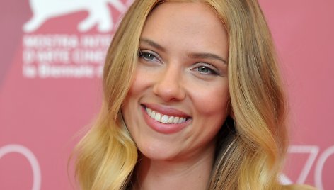 Tobula moteris anot moterų turėtų turėti Scarlett Johansson lūpas