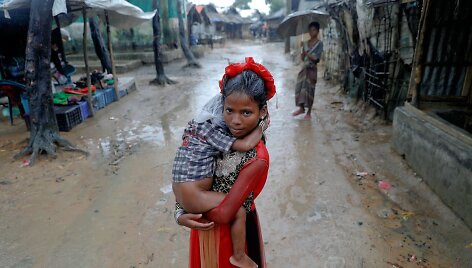 Persekiojami rohinjai i&scaron; savo &scaron;alies bėga į Banglade&scaron;ą