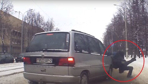 Baltarusijos milicininkas i&scaron;gelbėjo vaiką