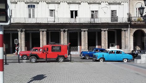 Štai taip atrodo automobiliai, kuriais važinėjasi vietiniai Kuboje