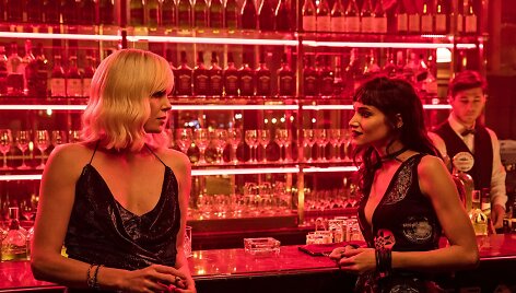 Charlize Theron ir Sofia Boutella filme &bdquo;Atominė blondinė&ldquo;