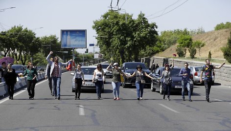 Armėnijos opozicijos šalininkai blokuoja eismą Jerevane