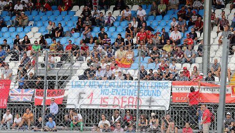 &bdquo;Formulės-1&ldquo; fanų nepasitenkinimo naujomis trasomis ir variklių skleidžiamais garsais plakatas