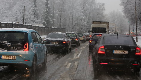 Eismą šalies keliuose sunkina plikledis ir šlapdriba