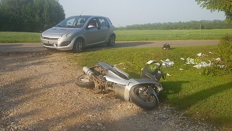 Kaišiadorių rajone „Smart“ kliudė motorolerį, kurį vairavo girtas vyras