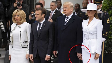 Emmanuelis Macronas su žmona Brigitte ir Donaldas Trumpas su žmona Melania