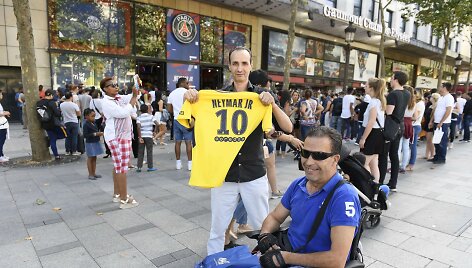 Prie PSG atributikos parduotuvės