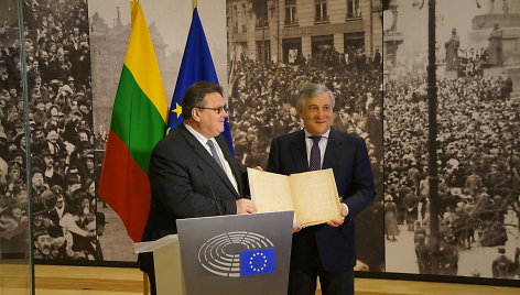 Linas Linkevičius Europos Parlamento pirmininkui Antonijui Tajaniui perdavė Vasario 16-sios nutarimo dėl nepriklausomos Lietuvos valstybės atstatymo akto kopiją. 