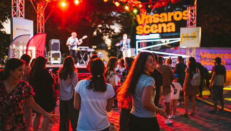Apie 100 pasirodymų surengusi „Vasaros scena“: šokių aikštelė Rotušės aikštėje ir muzika iš viso pasaulio