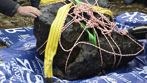 Iš Čebarkulio ežero ištrauktas 570 kg svorio luitas, manoma, yra Čeliabinsko meteorito atplaiša.