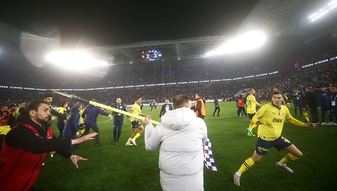 „Trabzonspor“ sirgaliai atakavo „Fenerbahče“ žaidėjus.