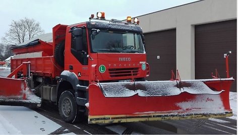 „Kelių priežiūros“ Kėdainių kelių tarnybos vairuotojas Saulius Antanaitis, vairuojantis šį automobilį, atskleidė liūdną tiesą apie kelininkų darbo realybę. / Sauliaus Antanaičio nuotr.