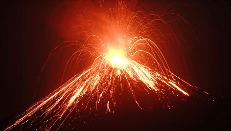 I&scaron; Indonezijoje atsibudusio Anak Krakatau ugnikalnio veržiasi pelenai ir lava