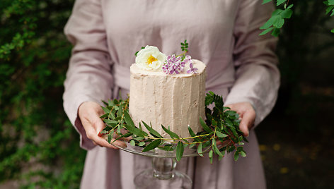 Rožėmis kvepiantis rabarbarų tortas