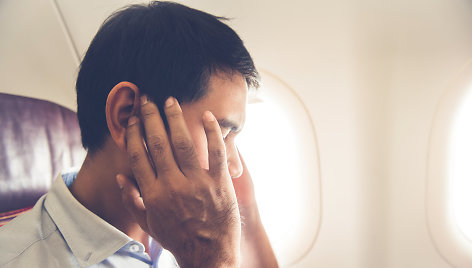 Ko nereikėtų daryti, jei skrydžio metu užgulė ausis?