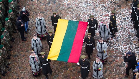 Gedimino pilies bok&scaron;te i&scaron;kelta Lietuvos vėliava
