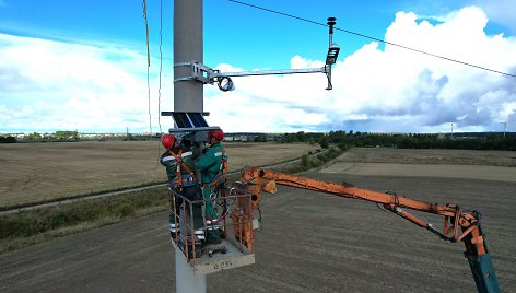 Montuojami fiziniai sensoriai oro linijoms stebėti