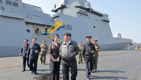 Kim Jong Unas apžiūri naująjį &Scaron;iaurės Korėjos karo laivą /  / AP