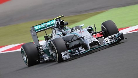 „Formulės-1“ penktadienio treniruotės Silverstone