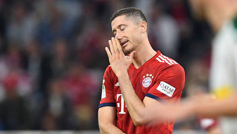 Robertas Lewandowski nusivylęs po pralaimėjimo 0:3.