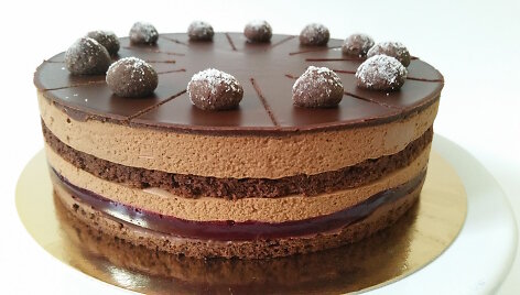 &Scaron;okoladinis tortas su karamelizuotomis kriau&scaron;ėmis