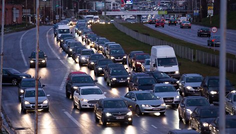 Vilniuje gatvės virto čiuožykla, žmonės įstrigo didžiulėse spūstyse