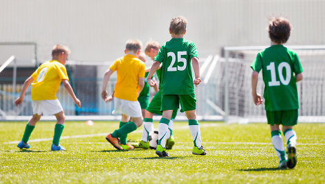 Vaikai žaidžia futbolą