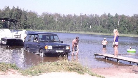 Visureigis „Land Rover“ Germanto ežere