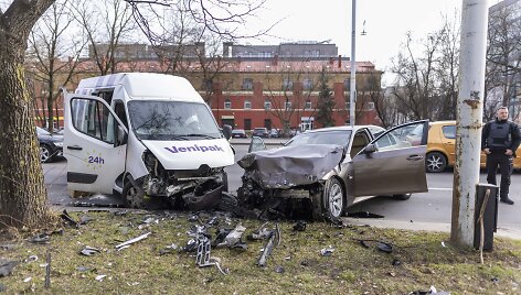 BMW ir &bdquo;Venipak&ldquo; mikroautobuso avarija Vilniuje