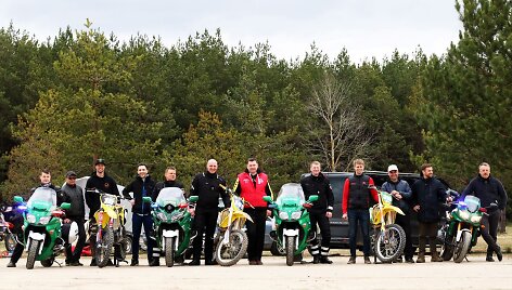 Lietuvos kelių policijos tarnybos pareigūnai ant motociklų